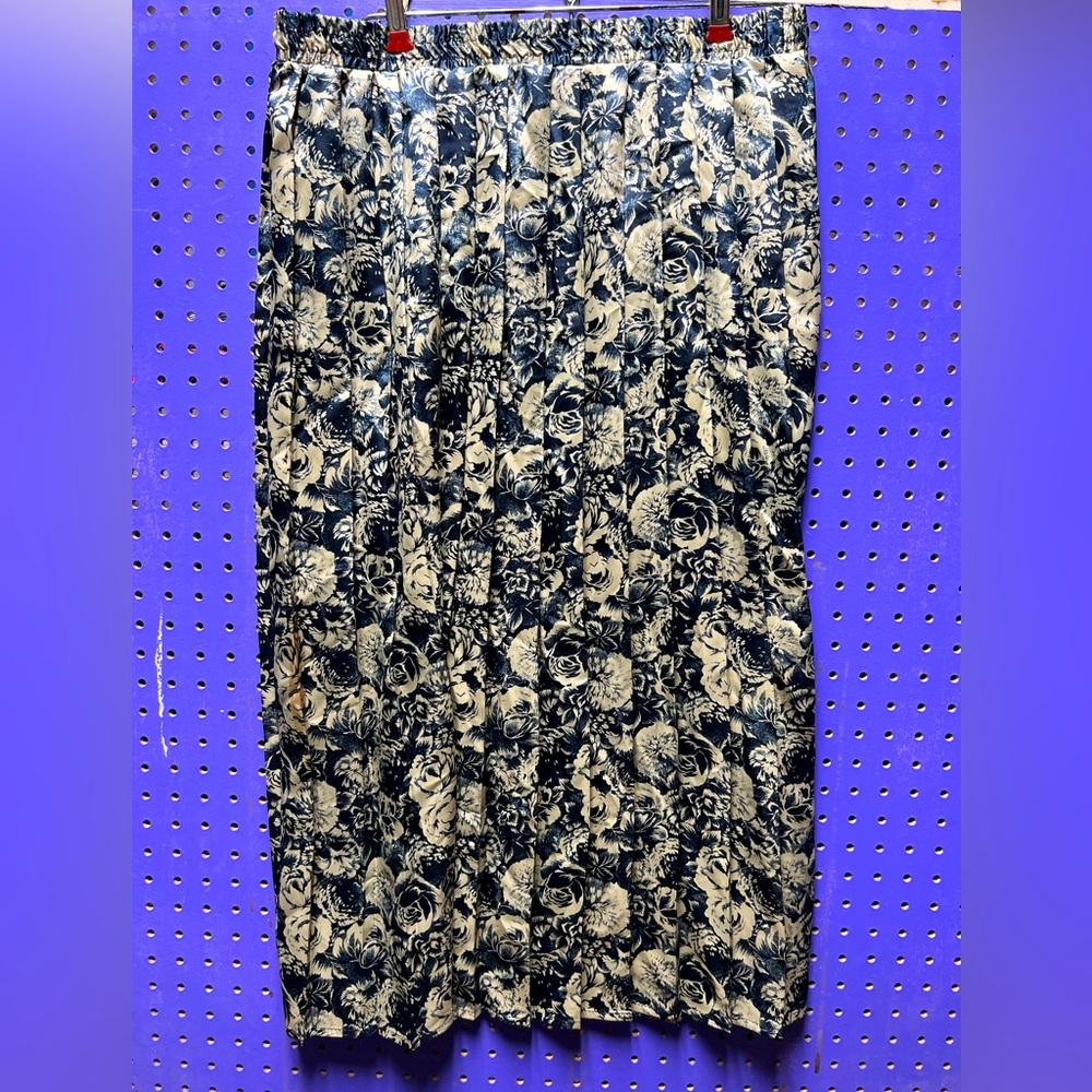 Women’s navy and tan/silver pleated skirt A22AR1